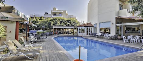 AuĂenpool (je nach Saison geöffnet), LiegestĂŒhle