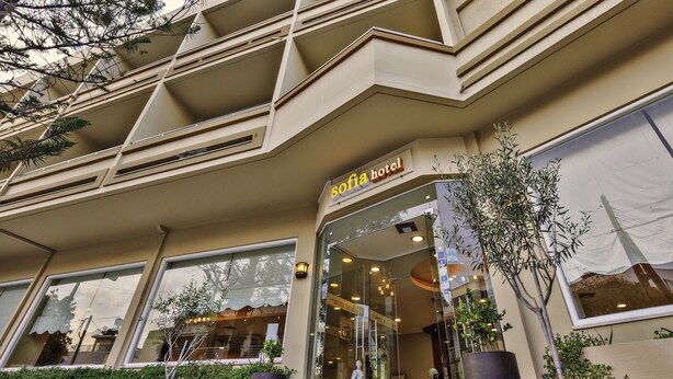 Entrada d'hotel amb un senyal clar que diu "sofia hotel".