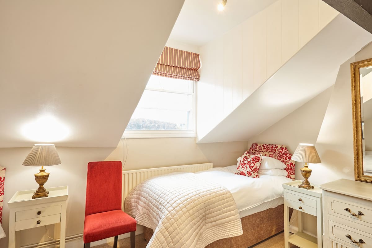 Basic Twin Room | Premium bedding, individually decorated, individually furnished, desk