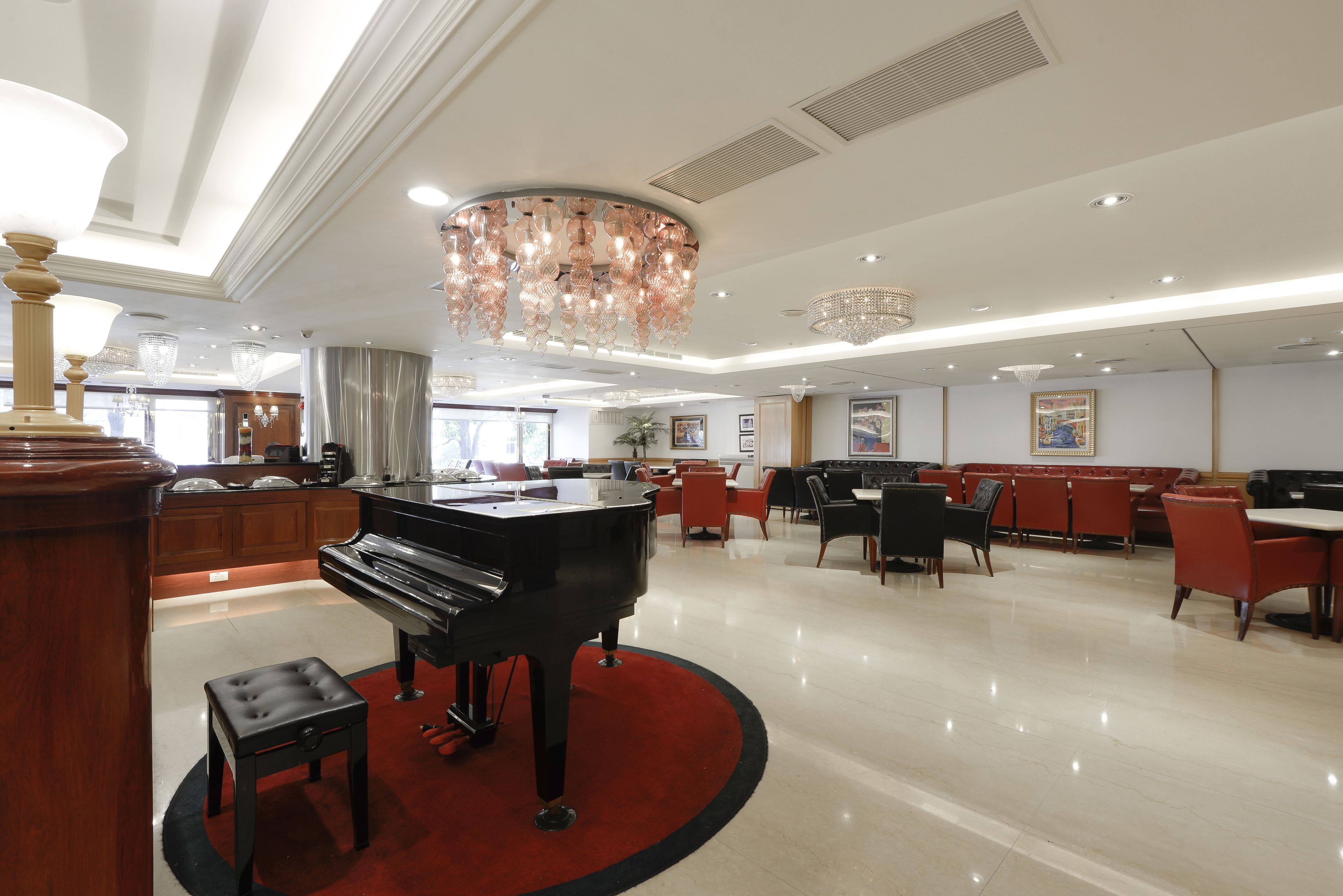 Desayuno buffet diario (TWD 462 por persona)