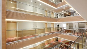 1 多间卧室、高档床上用品、办公桌、遮光窗帘
