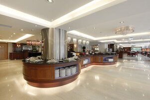 Desayuno buffet diario (TWD 462 por persona)