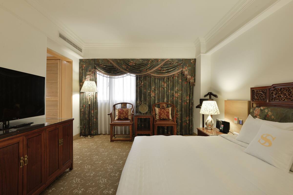 Suite – deluxe, 1 kingsize-seng | Sengetøy av topp kvalitet, skrivebord, blendingsgardiner og lydisolert