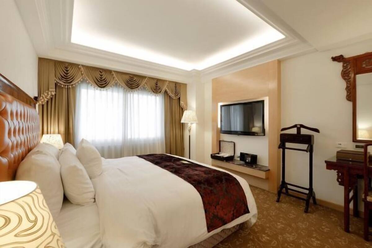 1 bedroom, premium bedding, desk, blackout curtains