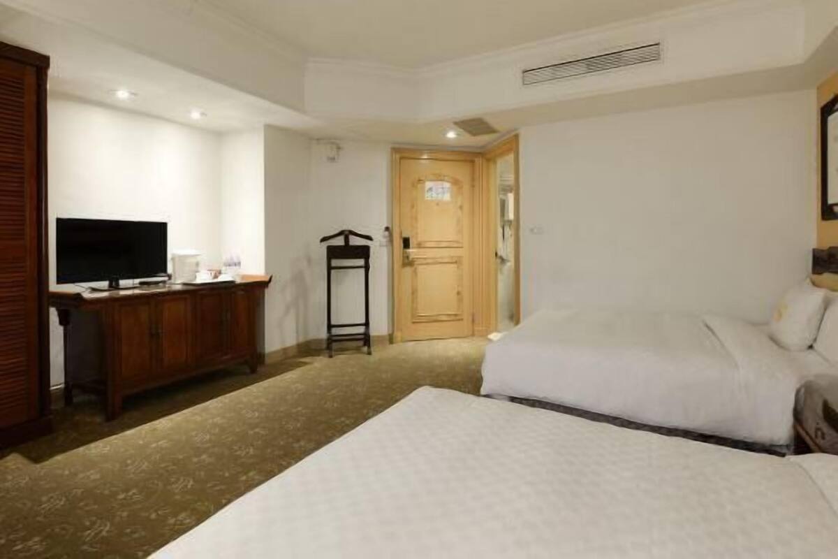 1 bedroom, premium bedding, desk, blackout curtains