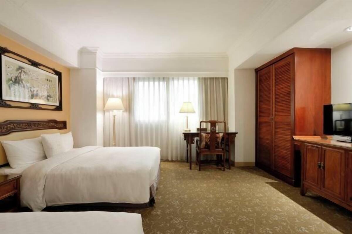 1 bedroom, premium bedding, desk, blackout curtains