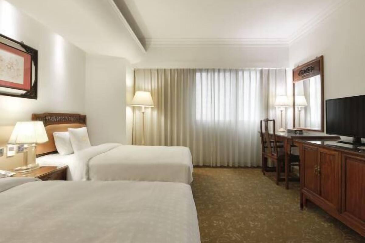 1 bedroom, premium bedding, desk, blackout curtains