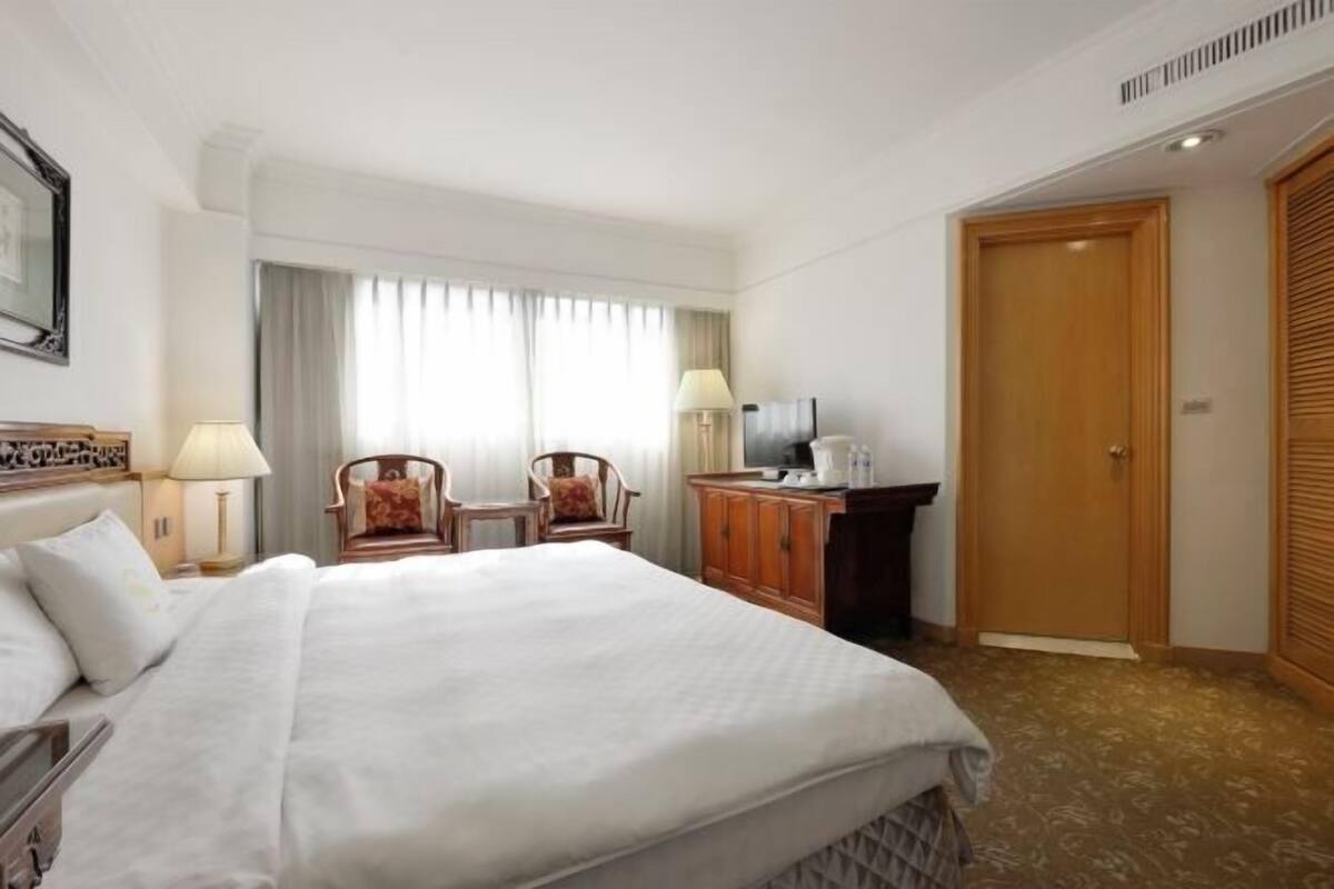 1 bedroom, premium bedding, desk, blackout curtains