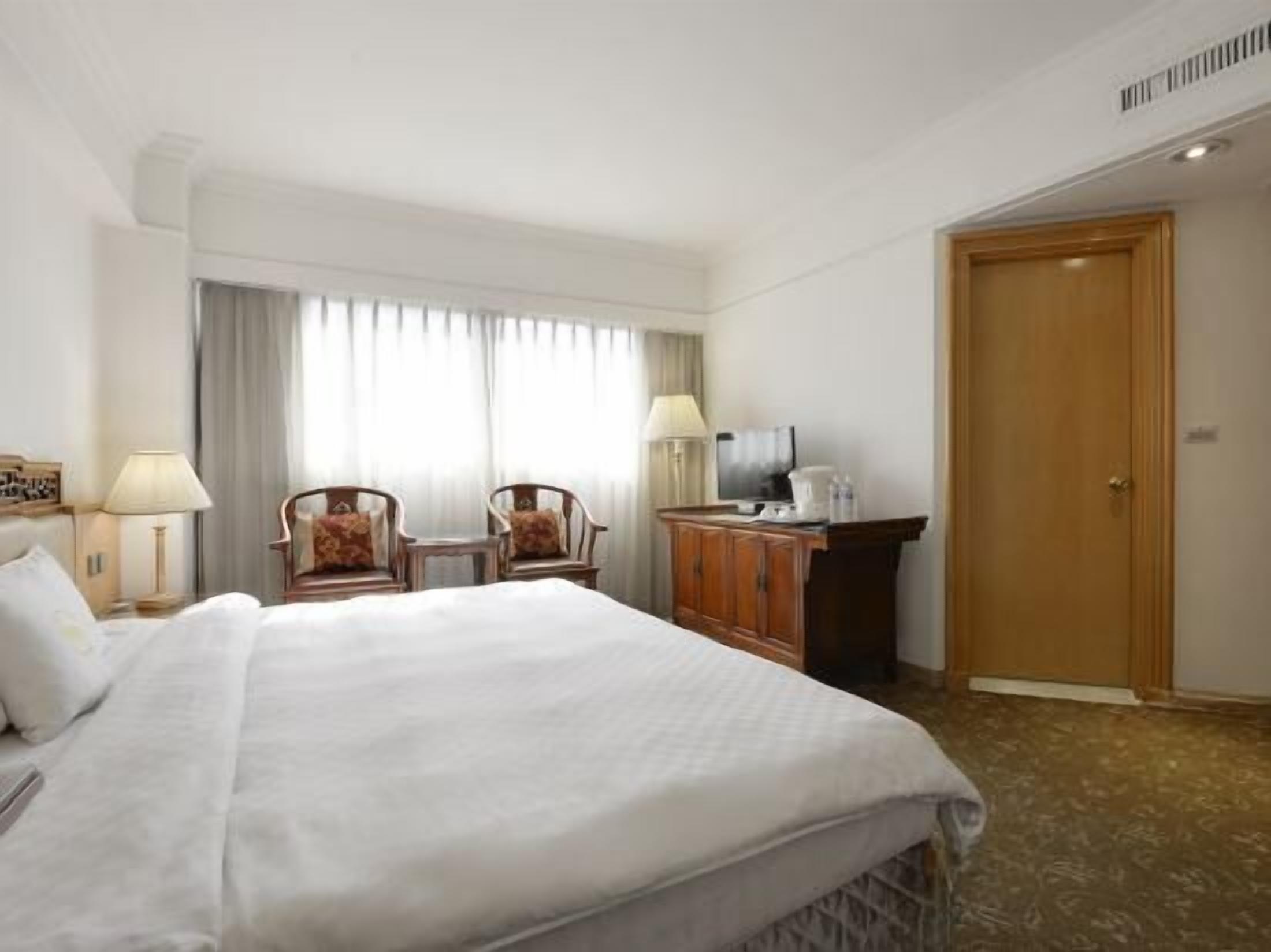 高級寝具、デスク、遮光カーテン、防音設備