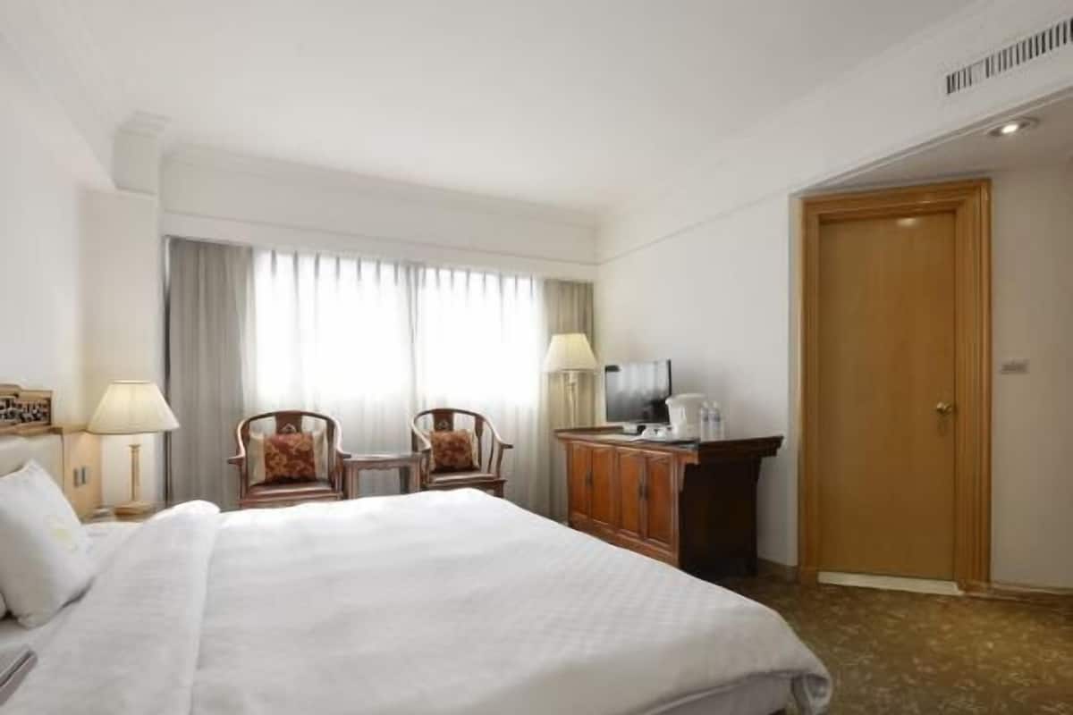 1 bedroom, premium bedding, desk, blackout curtains