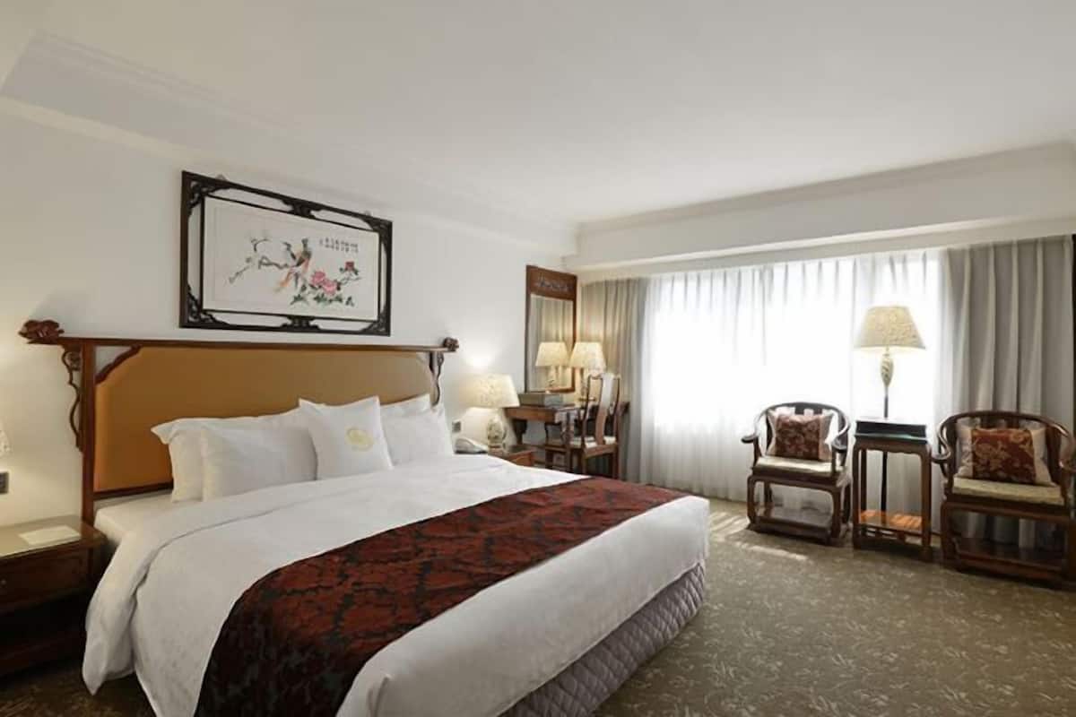 1 bedroom, premium bedding, desk, blackout curtains