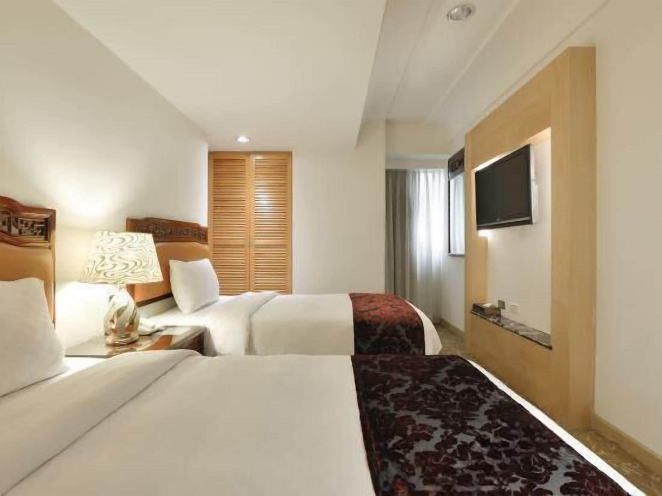 高級寝具、デスク、遮光カーテン、防音設備