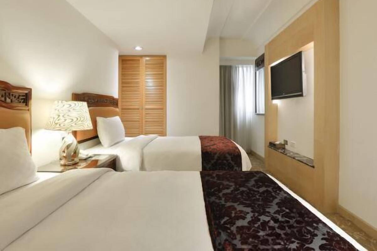 1 bedroom, premium bedding, desk, blackout curtains