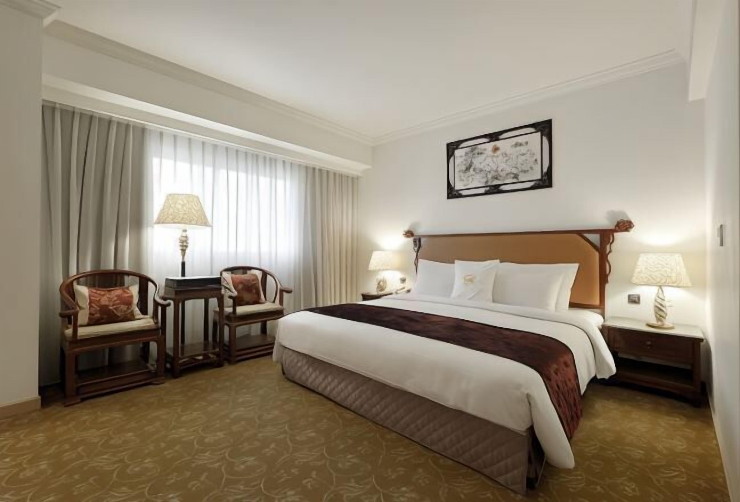 高級寝具、デスク、遮光カーテン、防音設備