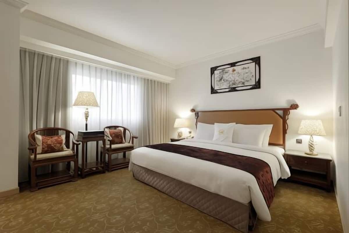 1 bedroom, premium bedding, desk, blackout curtains