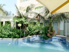 Una piscina al aire libre