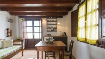 Suite, vista mare | Cassaforte in camera, ferro/asse da stiro