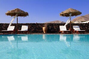 Outdoor pool, sun loungers - Anna Traditional Apartments (Santorini)
