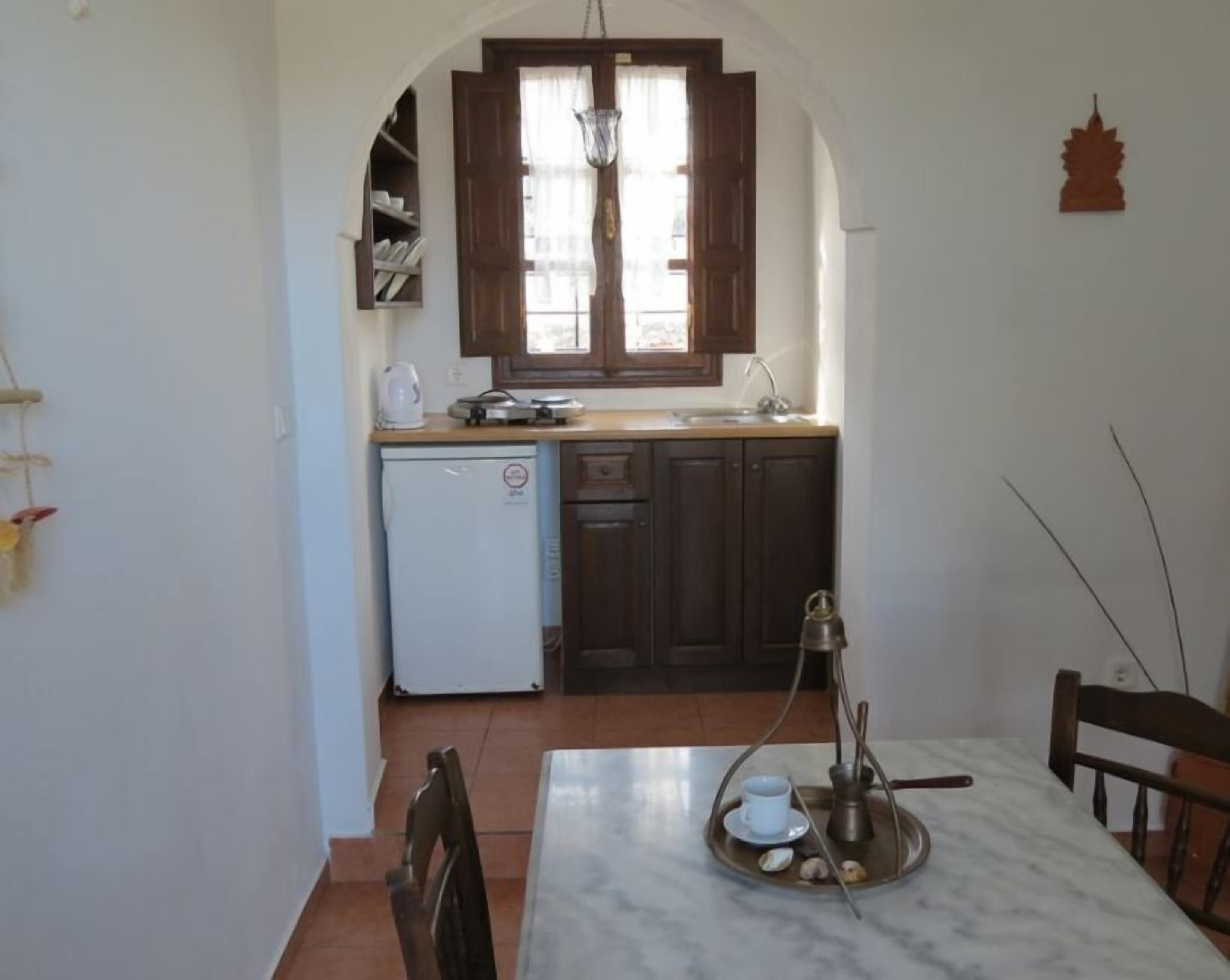 studio | private kitchen | fridge, coffee/tea maker, cookware/dishes/utensils