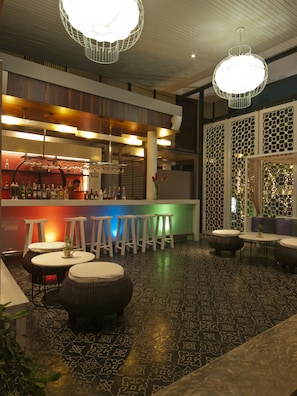 2 bares, bar en la piscina y bar junto a la piscina