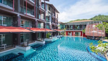 Outdoor pool, free cabanas, pool umbrellas