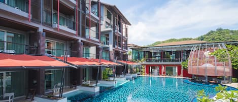 Alberca al aire libre y camas balinesas gratuitas