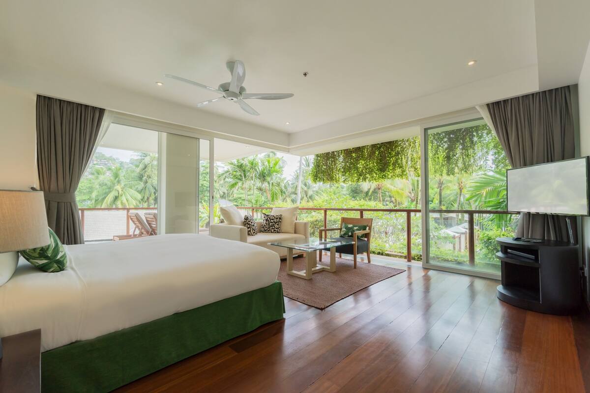 3 bedroom residence | premium bedding, pillow-top beds, in-room safe, desk