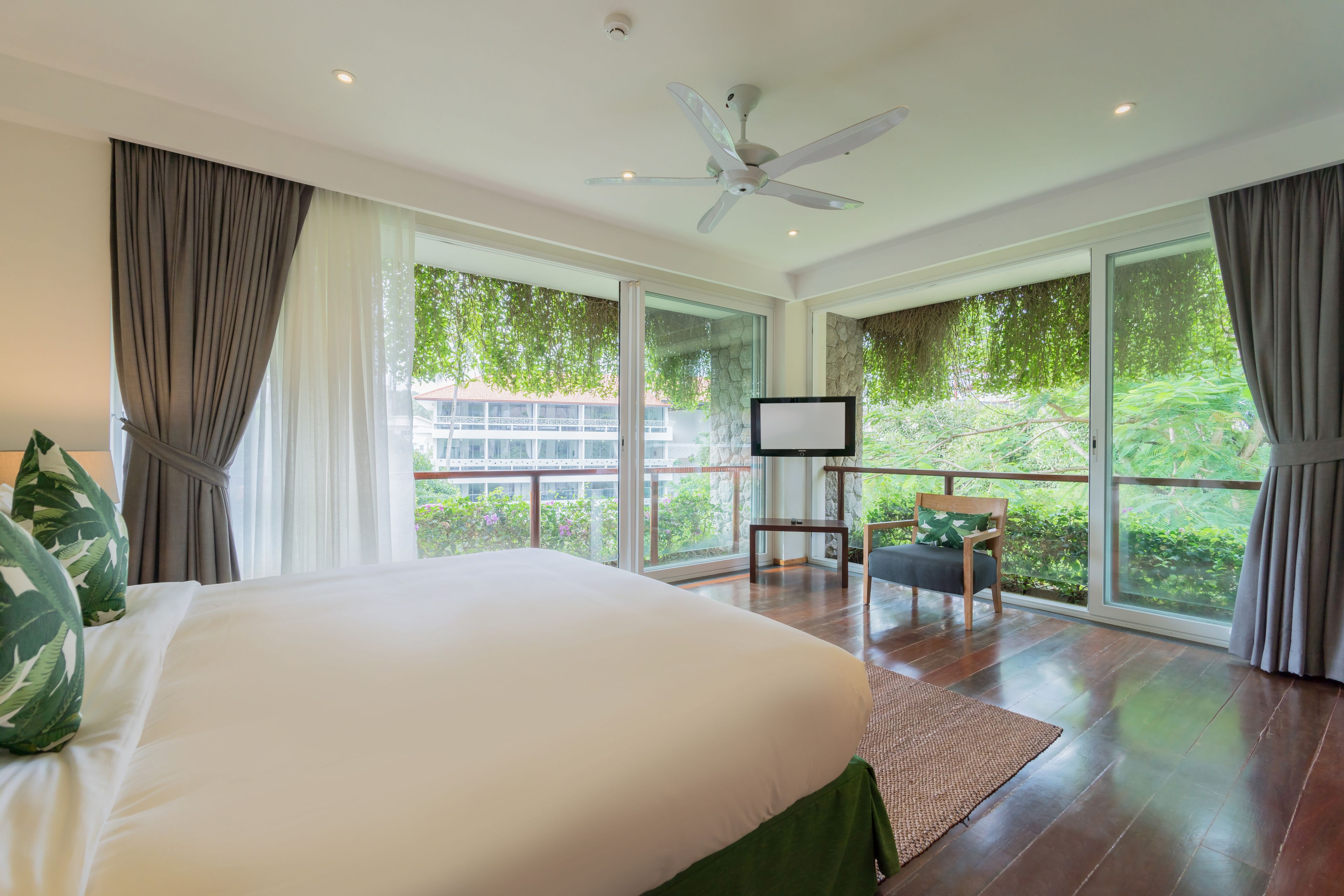 3 bedroom residence | premium bedding, pillow-top beds, in-room safe, desk