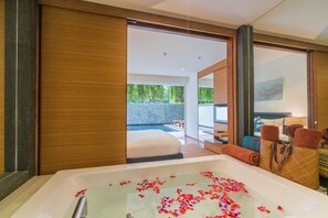 Two Bedroom Pool Residence | 욕실 | 목욕가운, 비데, 타월, 샴푸