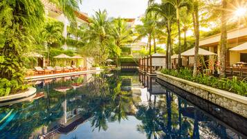 Piscina externa, guarda-sóis, espreguiçadeiras