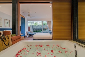 Four Bedroom Plunge Pool Residence | 욕실 | 목욕가운, 비데, 타월, 샴푸