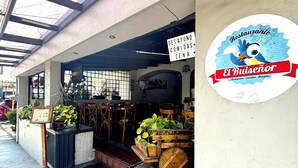 A restaurant with a sign reading "El Puiseñor" and a menu board outside. - Hotel Arboledas Expo (Guadalajara)