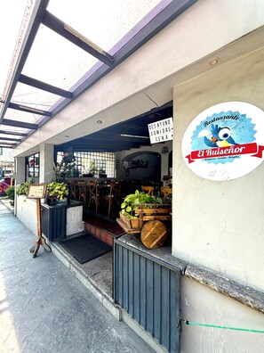 供应早餐、午餐和晚餐