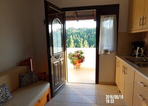 Fridge, stovetop, coffee/tea maker, electric kettle - Peristeridis Apartments (Kassandra)