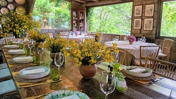 FrĂŒhstĂŒck, Mittagessen, Abendessen, Blick auf den Garten