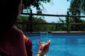 Piscina externa, espreguiçadeiras