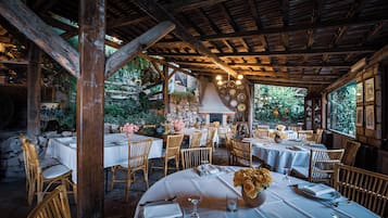 Se sirven desayunos, comidas y cenas con vista al jardín