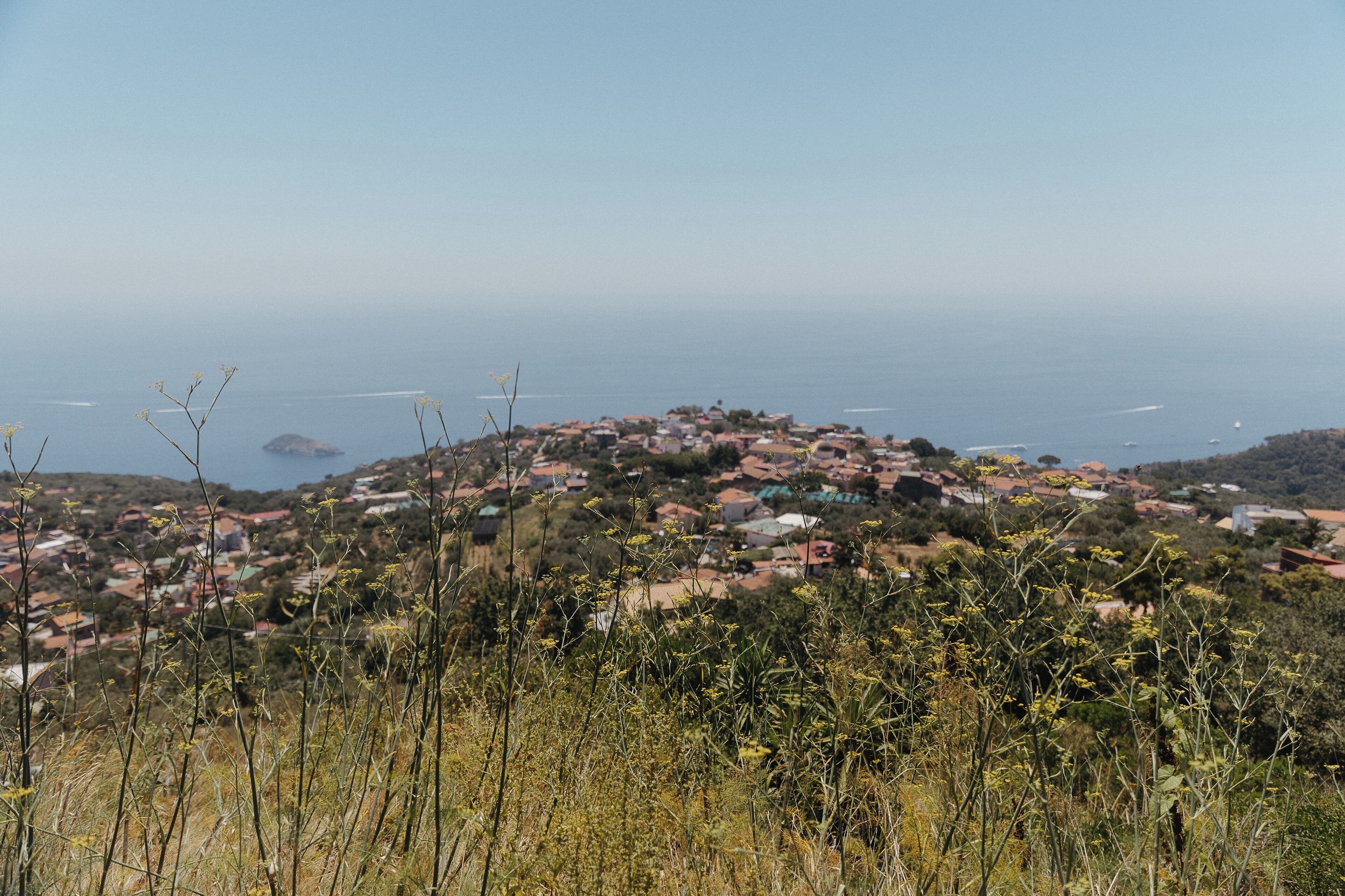 Un pueblo costero con casas en una ladera, con vistas al mar.