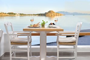 2 restaurants servant le petit déjeuner, spécialités Cuisine grecque