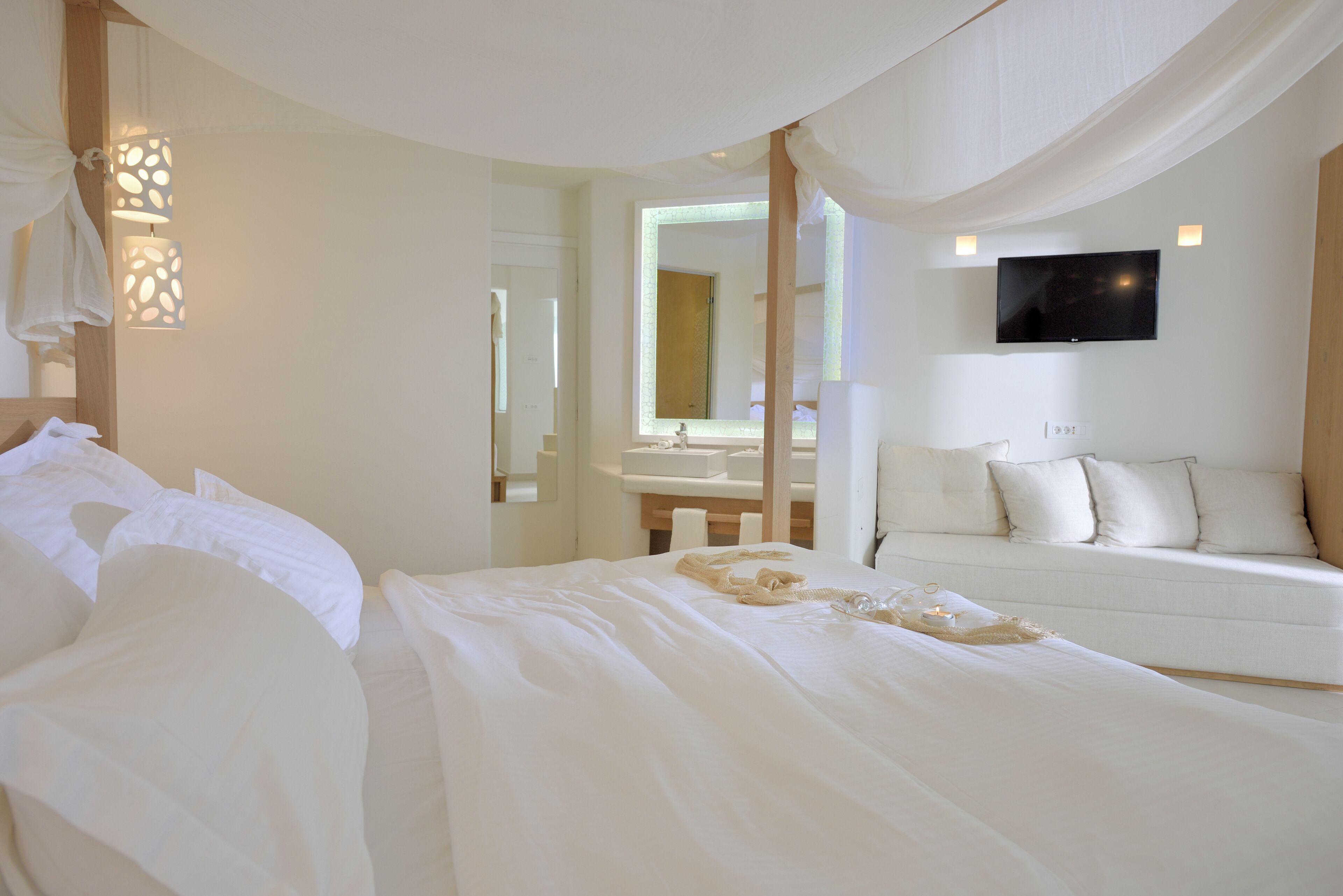 honeymoon suite, sea view | 1 bedroom, in-room safe, individually decorated, individually furnished