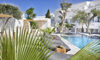 Piscina externa sazonal, guarda-sóis, espreguiçadeiras