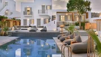 Piscine extérieure (ouverte en saison), parasols de plage