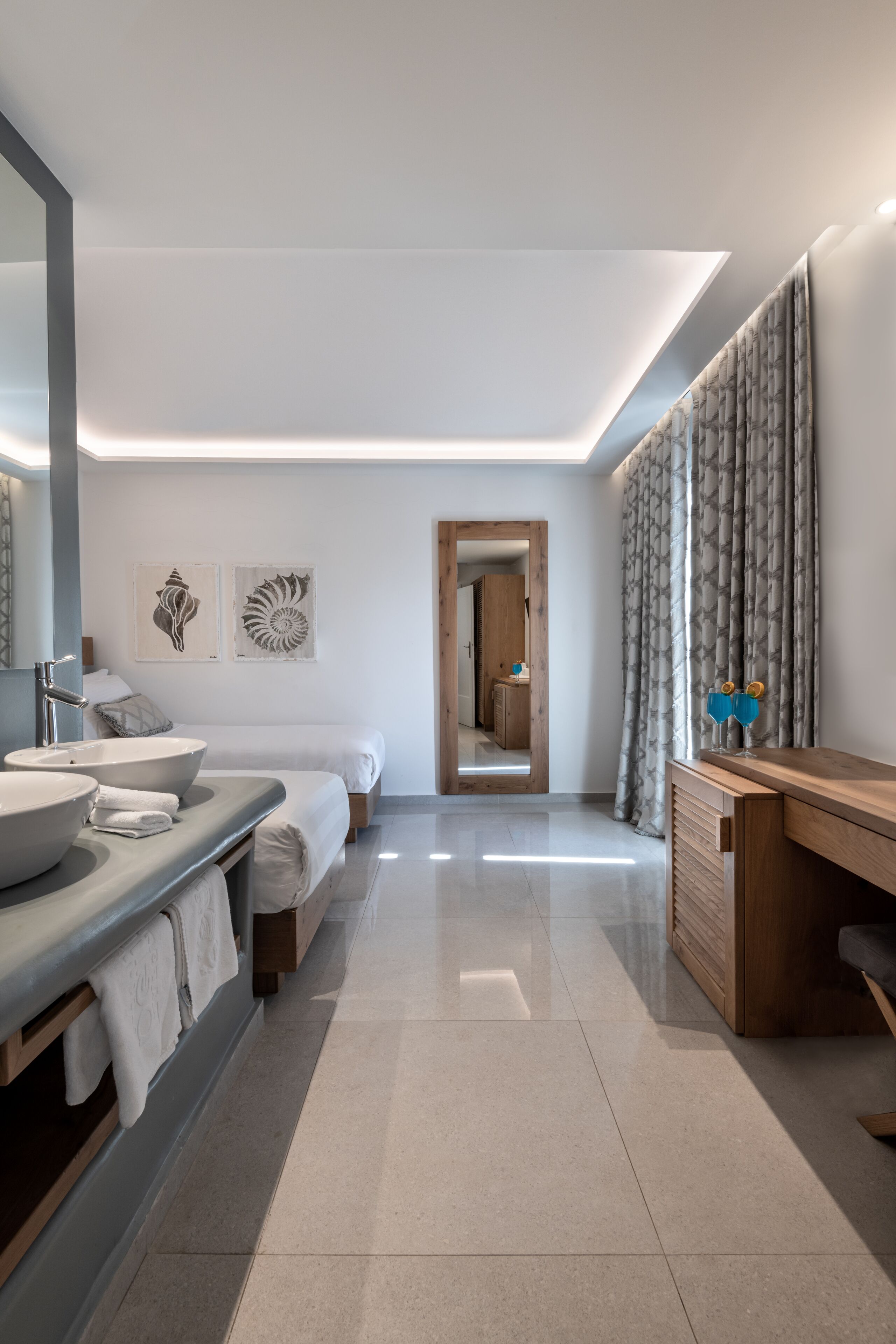 grand suite | bathroom | shower, free toiletries, hair dryer, towels