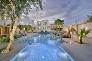 Piscina externa sazonal, guarda-sóis, espreguiçadeiras