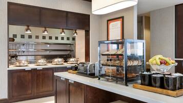 Petit déjeuner complet (15.95 USD par personne)