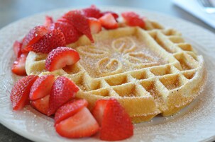 Gofre con fresas sobre un plato.