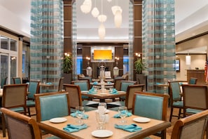 Se sirven desayunos y cenas, cocina americana