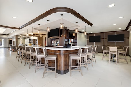 Bar (en el alojamiento). Hilton Garden Inn Dulles North