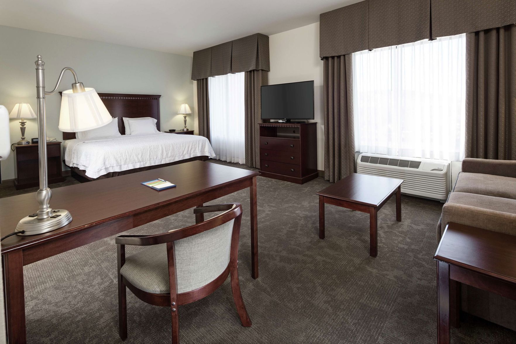 مكتب ومكواة/لوح كي وأسرّة أطفال/رضّع (مجانًا) وأسرّة قابلة للطي