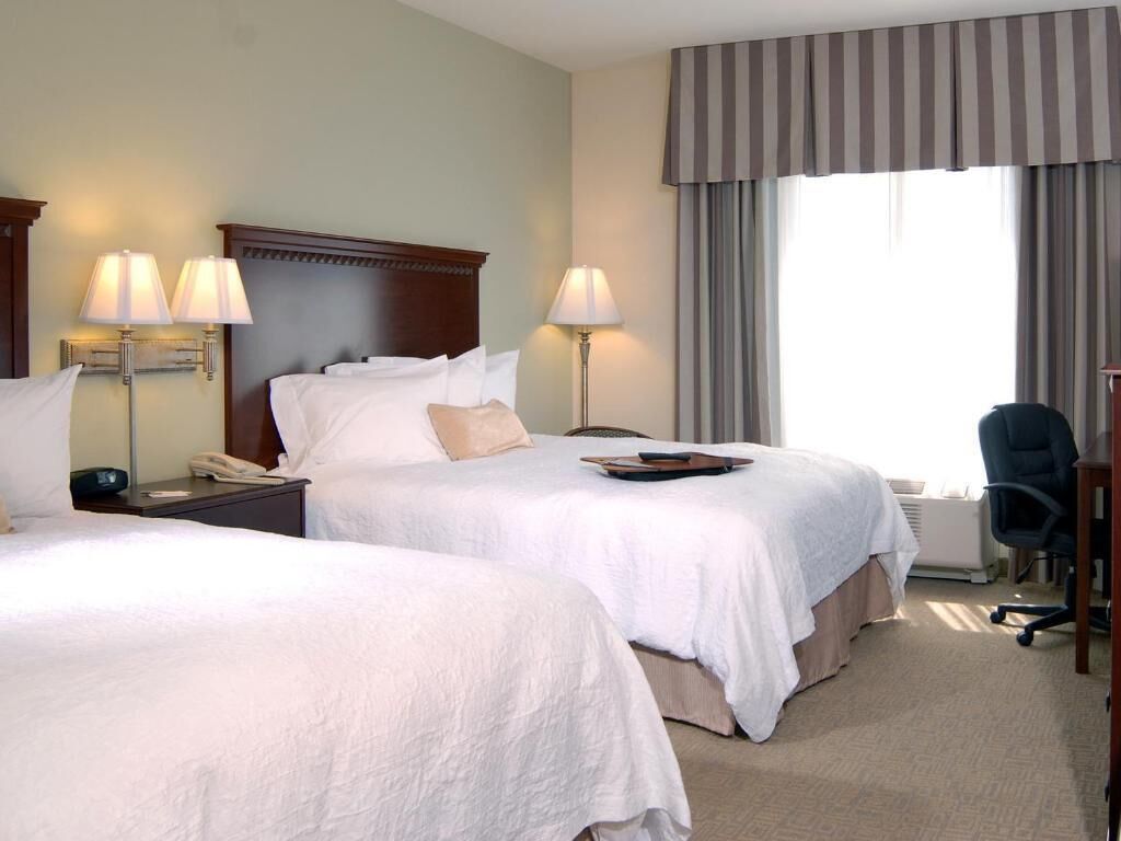 مكتب ومكواة/لوح كي وأسرّة أطفال/رضّع (مجانًا) وأسرّة قابلة للطي